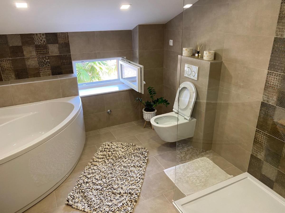 Andrea, Premium Three Bedroom Apartment, Entire Floor カスタヴ エクステリア 写真