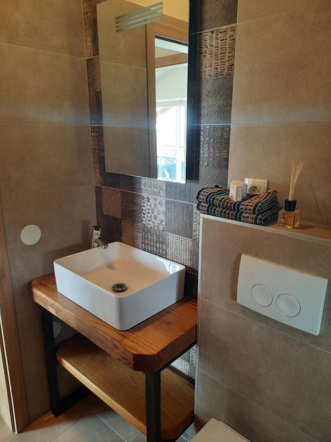 Andrea, Premium Three Bedroom Apartment, Entire Floor カスタヴ エクステリア 写真